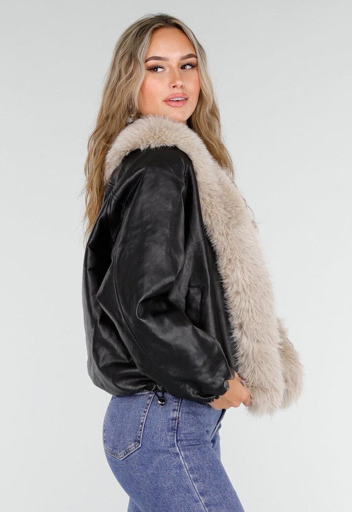 Zwarte Lederlook Jas met Beige Faux Fur Kraag