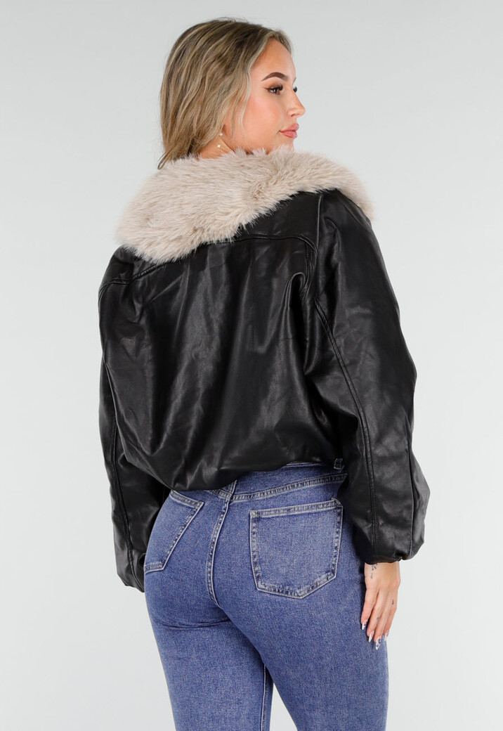 Zwarte Lederlook Jas met Beige Faux Fur Kraag