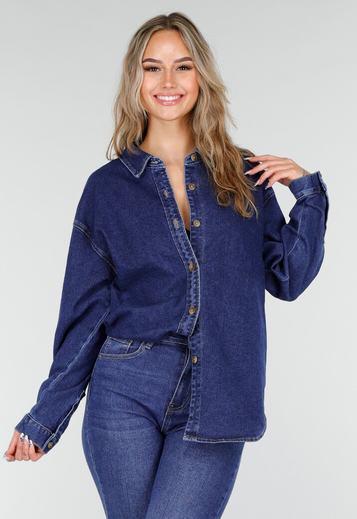 Donkerblauw Denim Overhemd met Oversized Pasvorm en Knoopsluiting
