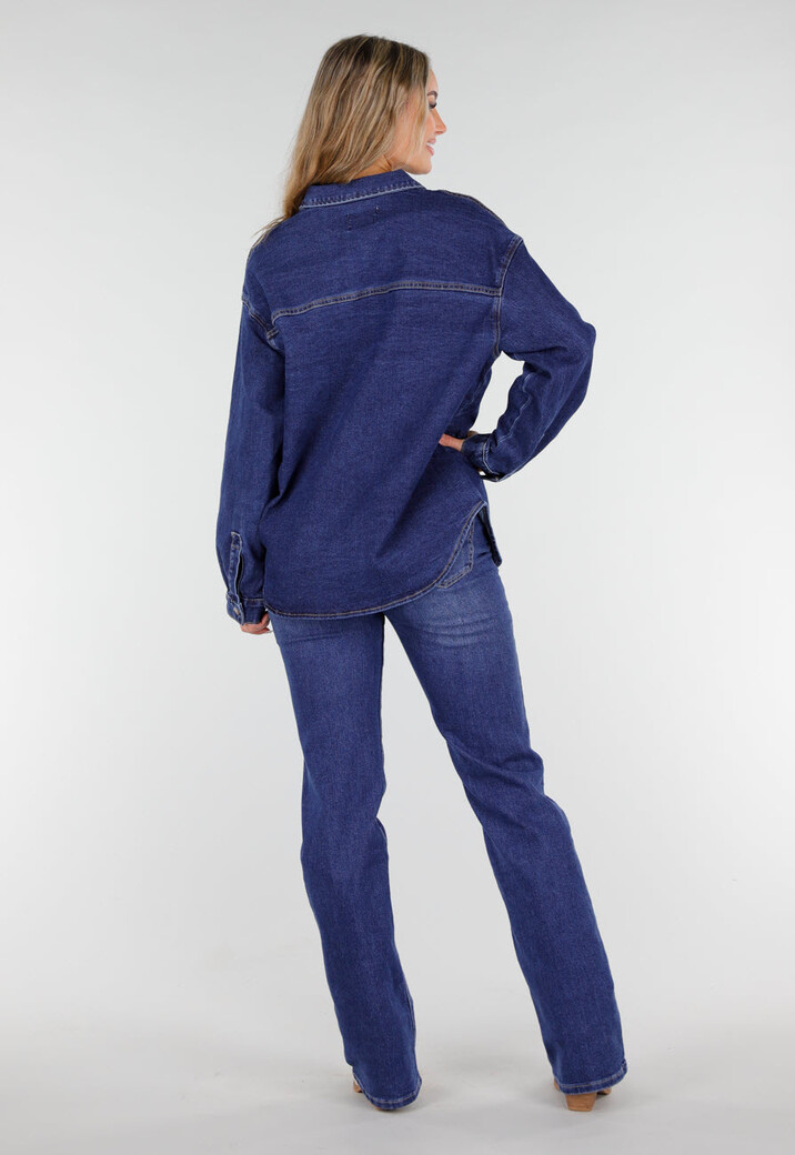 Donkerblauw Denim Overhemd met Oversized Pasvorm en Knoopsluiting