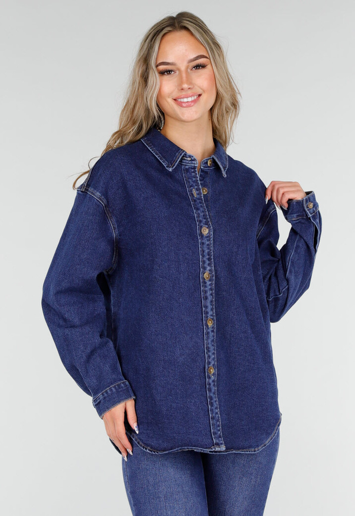 Donkerblauw Denim Overhemd met Oversized Pasvorm en Knoopsluiting