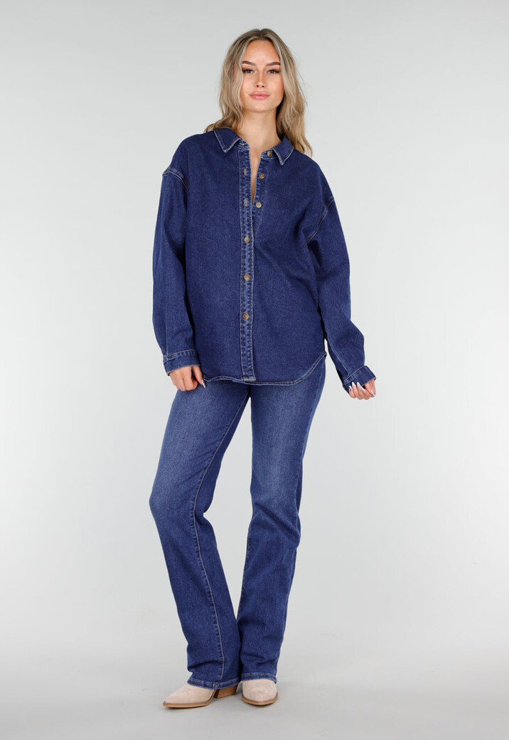 Donkerblauw Denim Overhemd met Oversized Pasvorm en Knoopsluiting