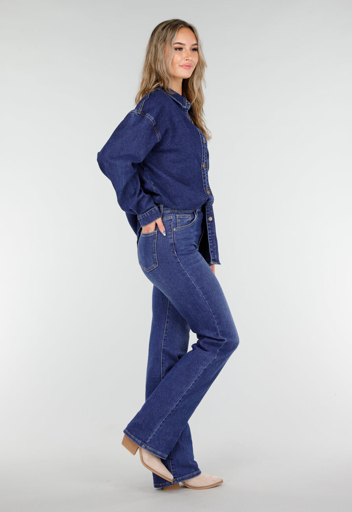 Donkerblauw Denim Overhemd met Oversized Pasvorm en Knoopsluiting