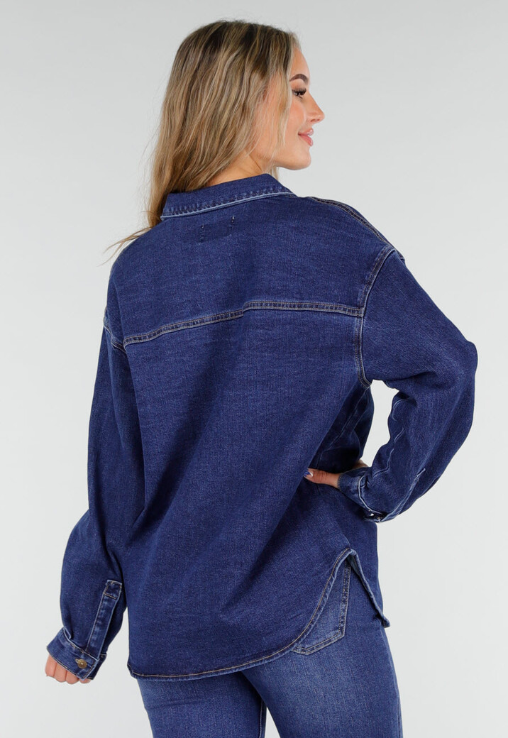 Donkerblauw Denim Overhemd met Oversized Pasvorm en Knoopsluiting