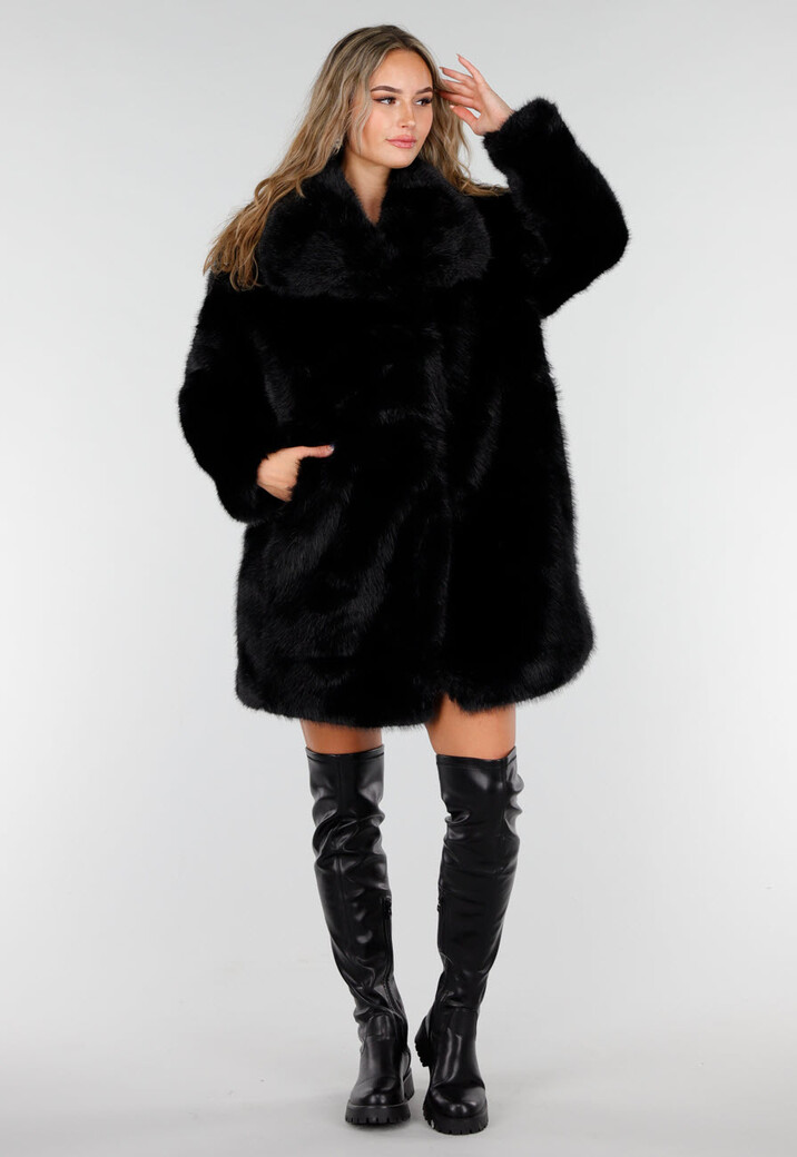 Zwarte Faux Fur Jas met Brede Kraag