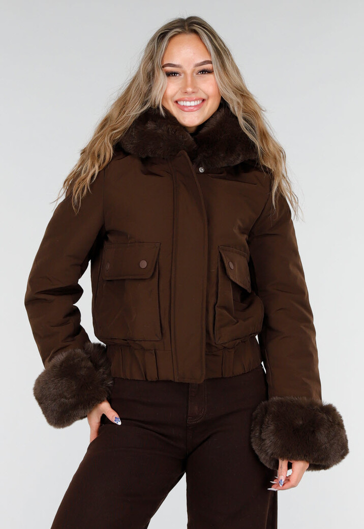 Donkerbruine Jas met Imitatiebontkraag en Manchetten