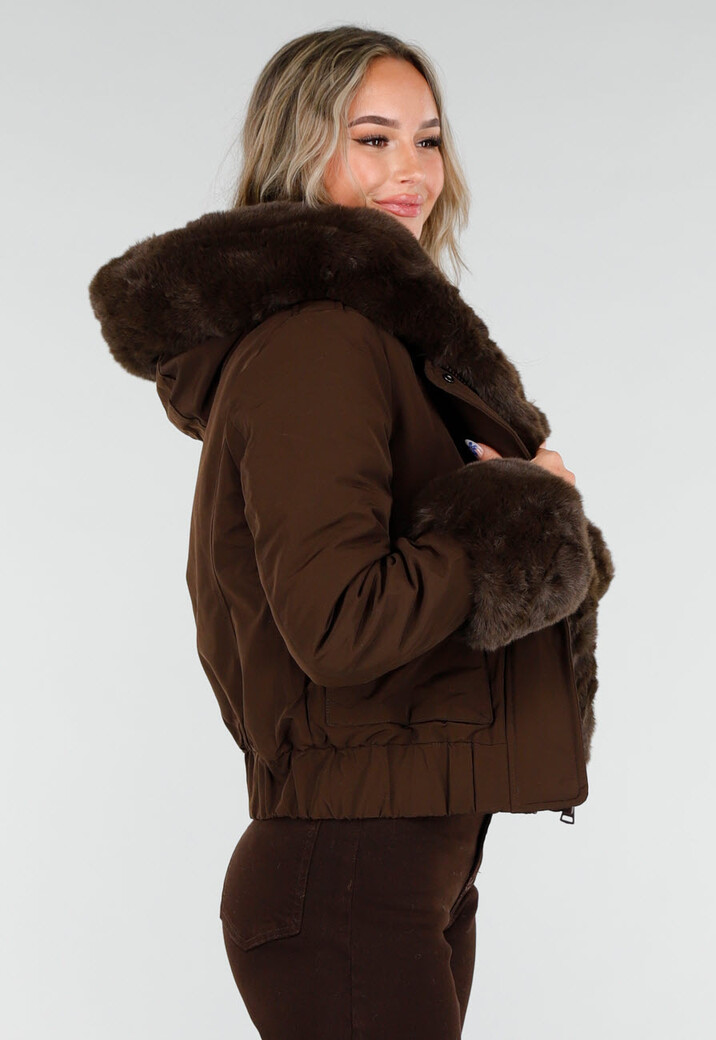 Donkerbruine Jas met Imitatiebontkraag en Manchetten