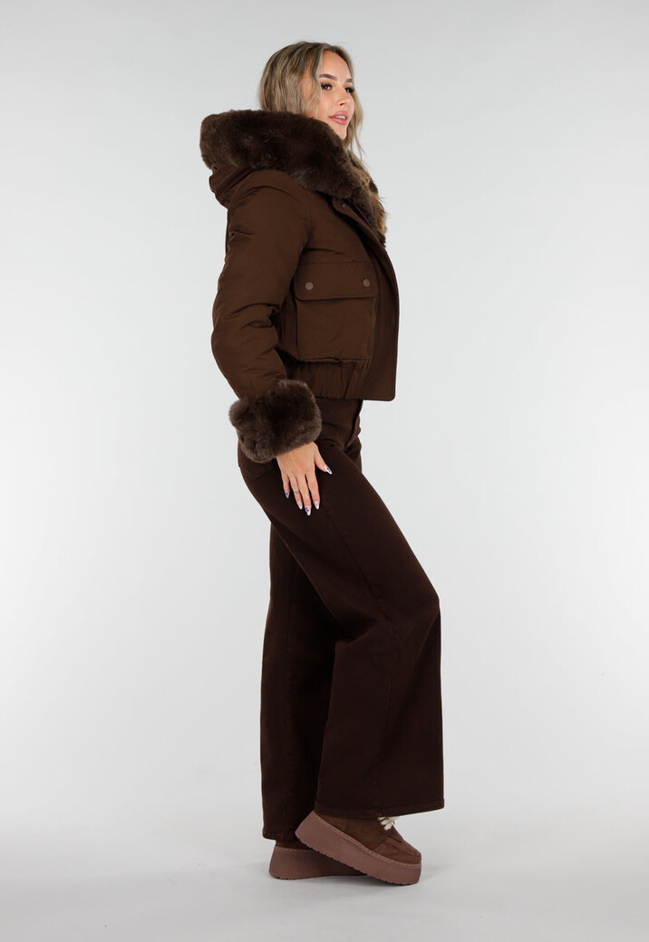 Donkerbruine Jas met Imitatiebontkraag en Manchetten