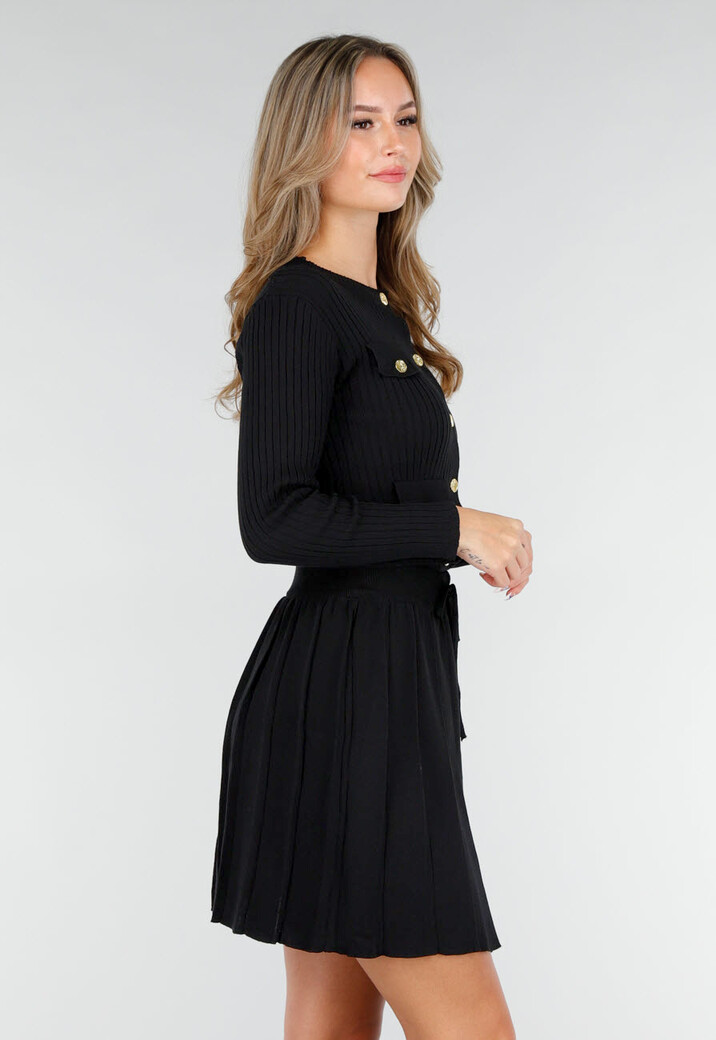 Zwarte Set met Goudkleurige Knopen en Plissé Rok