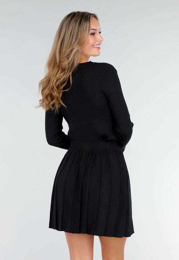 Zwarte Set met Goudkleurige Knopen en Plissé Rok