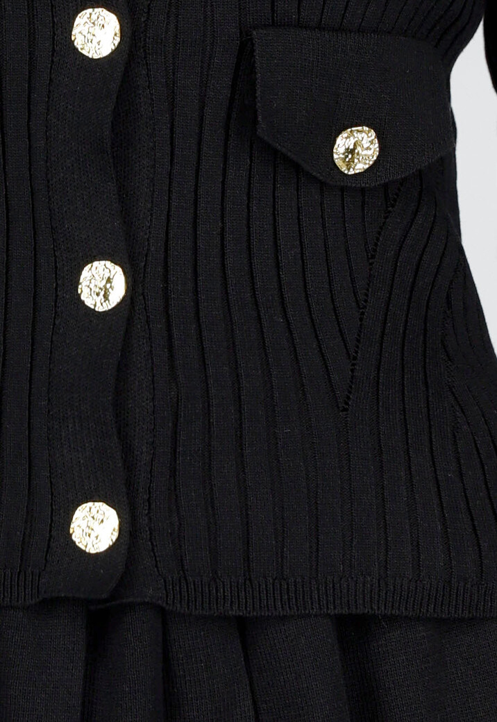 Zwarte Set met Goudkleurige Knopen en Plissé Rok