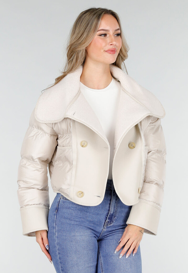 Korte Gewatteerde Jas met Wollen Kraag en Knopen