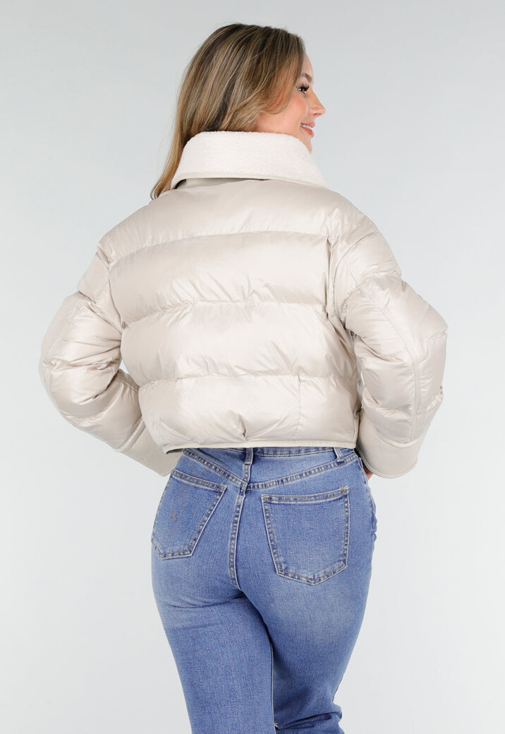 Korte Gewatteerde Jas met Wollen Kraag en Knopen