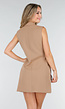 Camelkleurige Mouwloze Blazerjurk met Goudkleurige Knopen