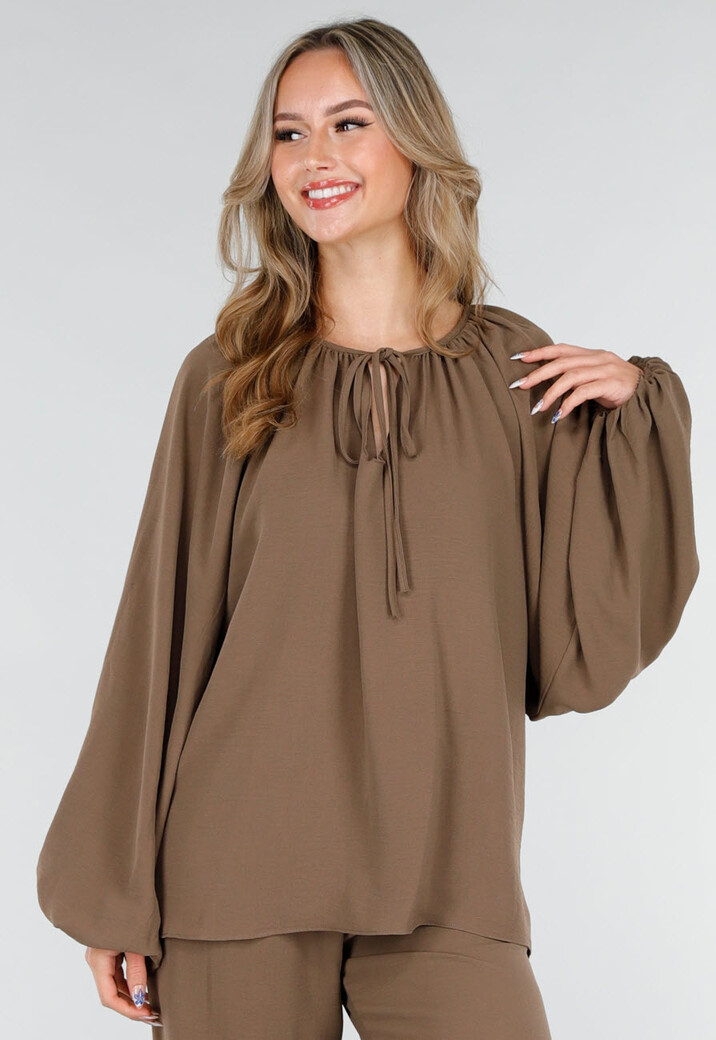 Bruine Stretch Blouse met Striksluiting en Wijde Mouwen