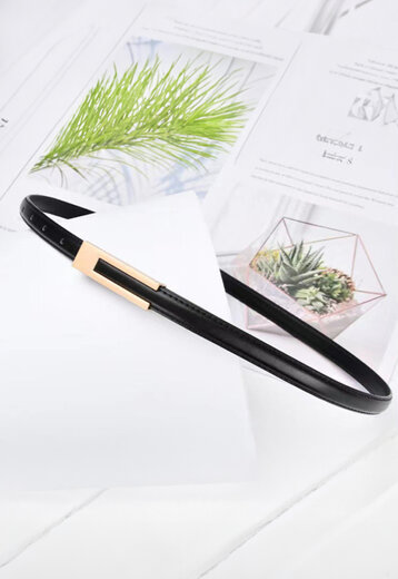 Zwarte Dunne Tailleriem met Gouden Detail