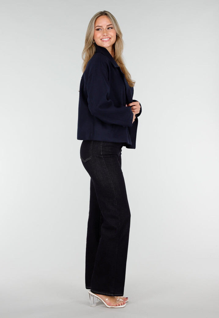 Donkerblauwe Wollook Jas met Dubbele Rij Knopen en Brede Reverskraag