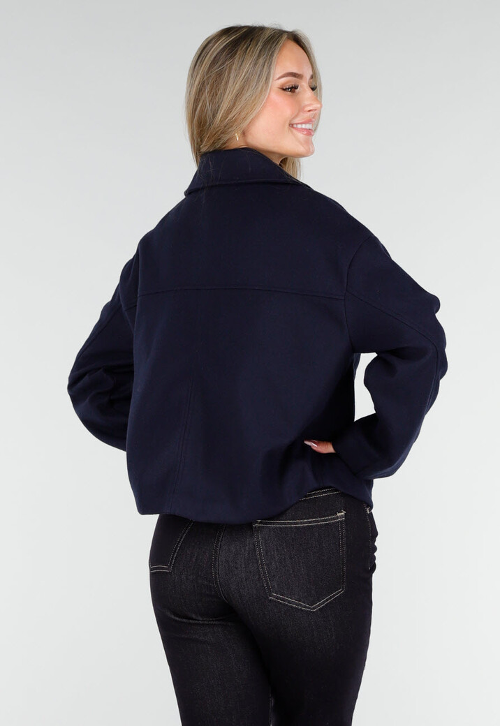 Donkerblauwe Wollook Jas met Dubbele Rij Knopen en Brede Reverskraag