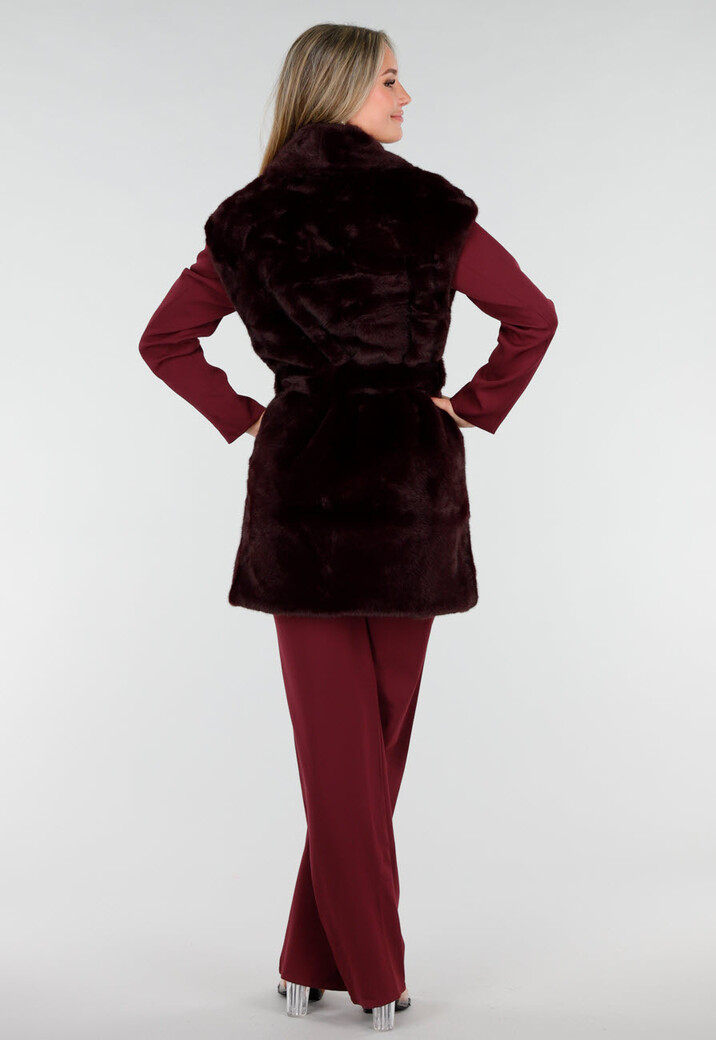 Bordeauxrode Faux Fur Bodywarmer met Ceintuur