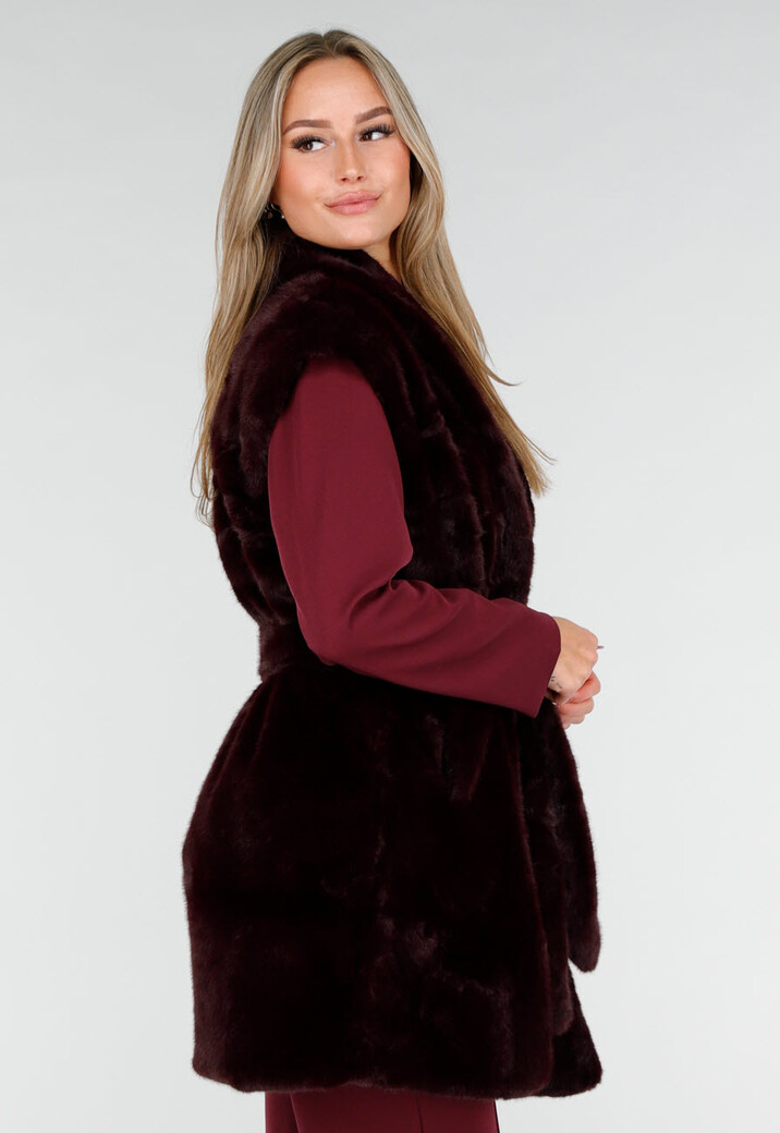 Bordeauxrode Faux Fur Bodywarmer met Ceintuur