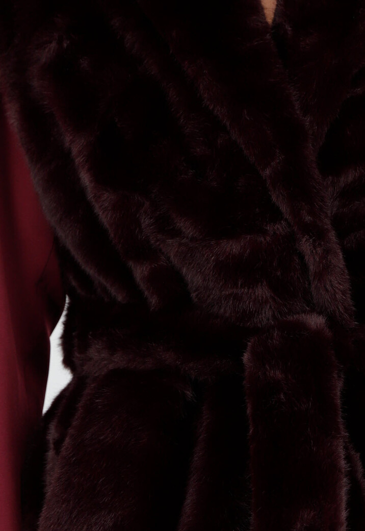 Bordeauxrode Faux Fur Bodywarmer met Ceintuur