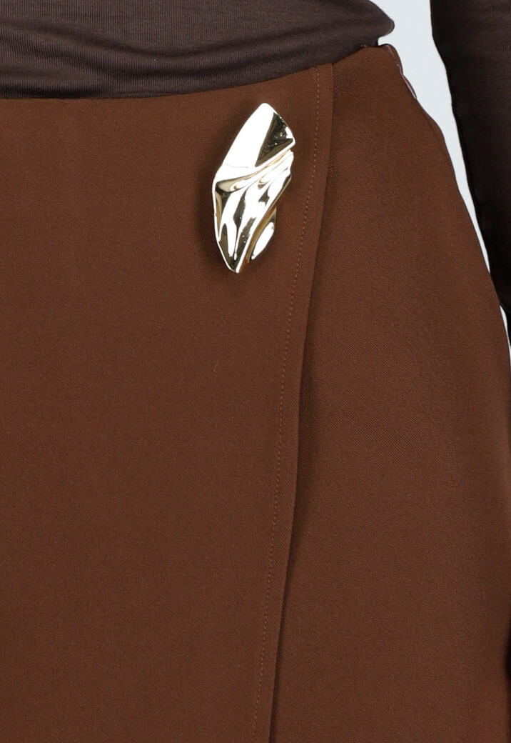 Bruine Skort met Asymmetrische Overslag en Gouden Detail