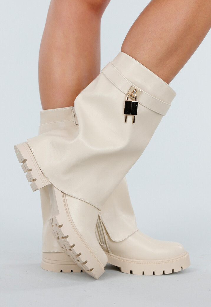 Crèmekleurige Enkelhoge Boots met Grove Zool en Gouden Slotdetail