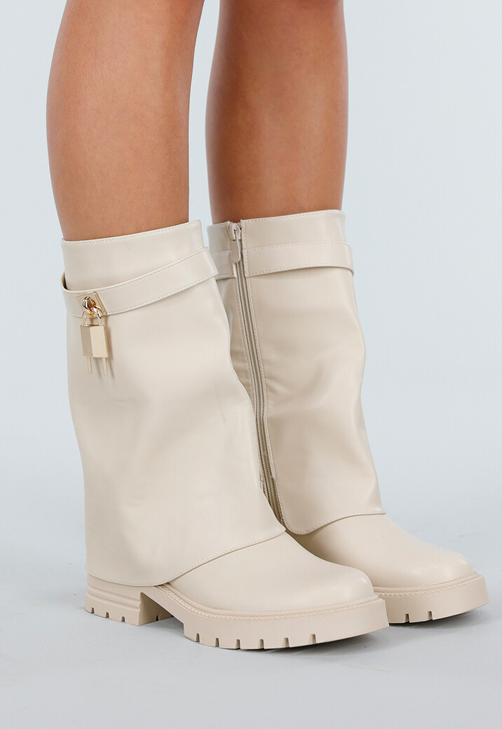 Crèmekleurige Enkelhoge Boots met Grove Zool en Gouden Slotdetail