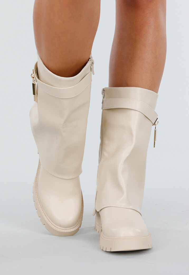 Crèmekleurige Enkelhoge Boots met Grove Zool en Gouden Slotdetail