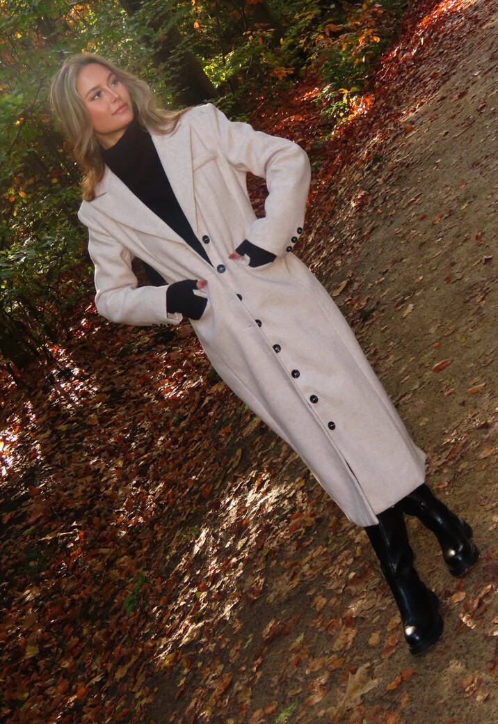 Lange Beige Jas met Zwarte Knopen en Klepzakken