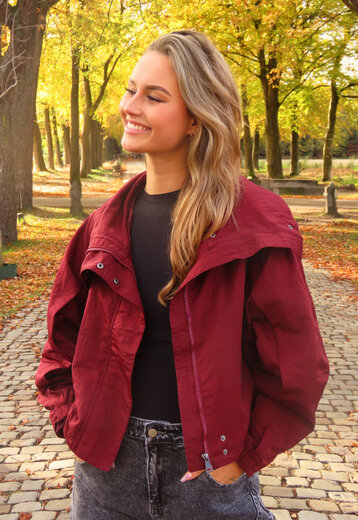 Bordeauxrode Cropped Lightweight Jas