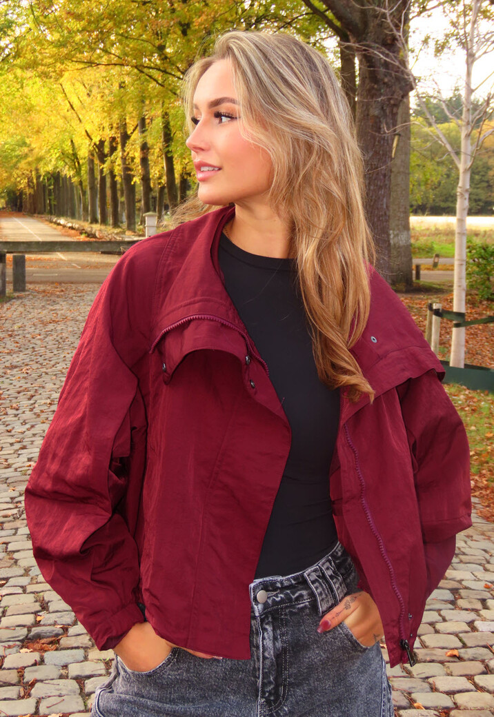 Cropped Lightweight Jas in Bordeauxrood met Brede Kraag
