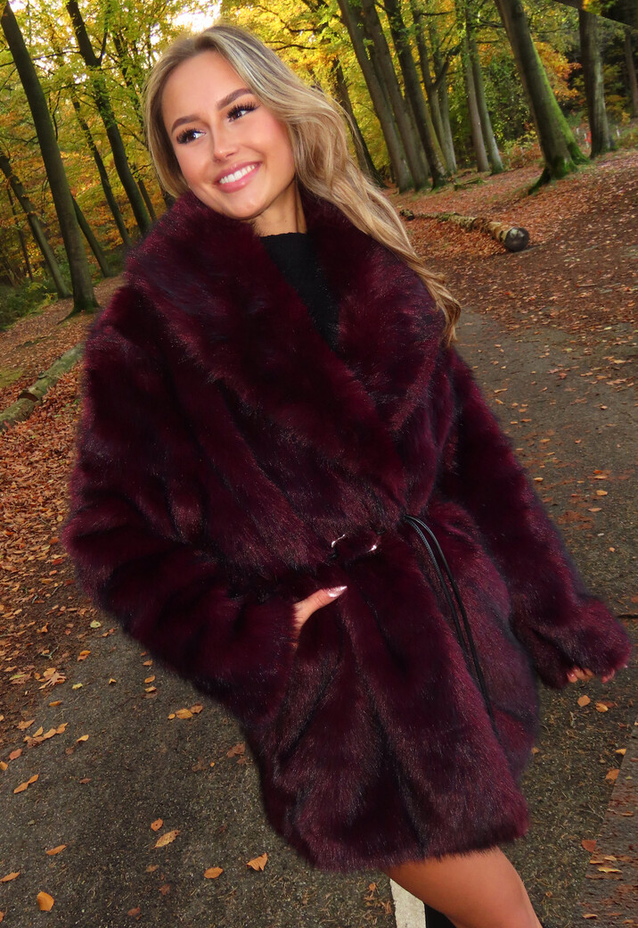Bordeauxrode Faux Fur Jas met Ceintuur en Brede Kraag