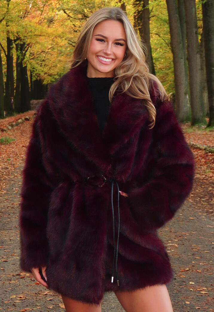 Bordeauxrode Faux Fur Jas met Ceintuur en Brede Kraag
