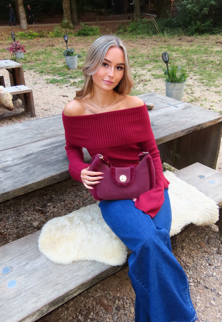 Off-Shoulder Red Moment