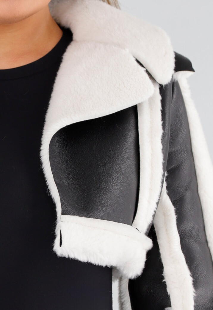 Zwart Wit Cropped Bontjack met Imitatieleer en Sherpa Afwerking