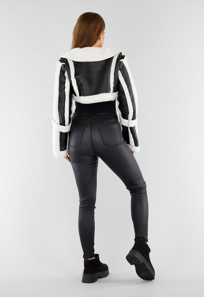Zwart Wit Cropped Bontjack met Imitatieleer en Sherpa Afwerking
