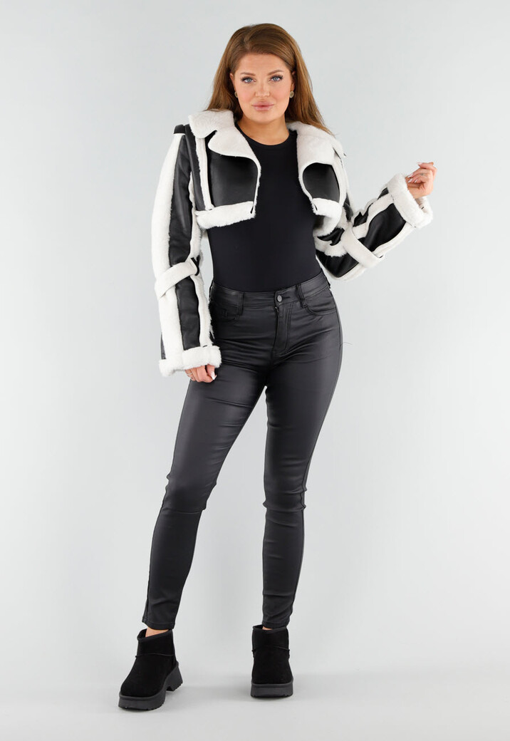 Zwart Wit Cropped Bontjack met Imitatieleer en Sherpa Afwerking