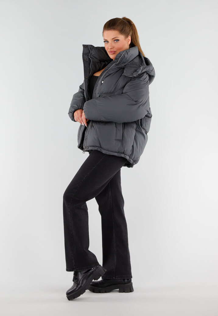 Donkergrijze Pufferjas met Capuchon