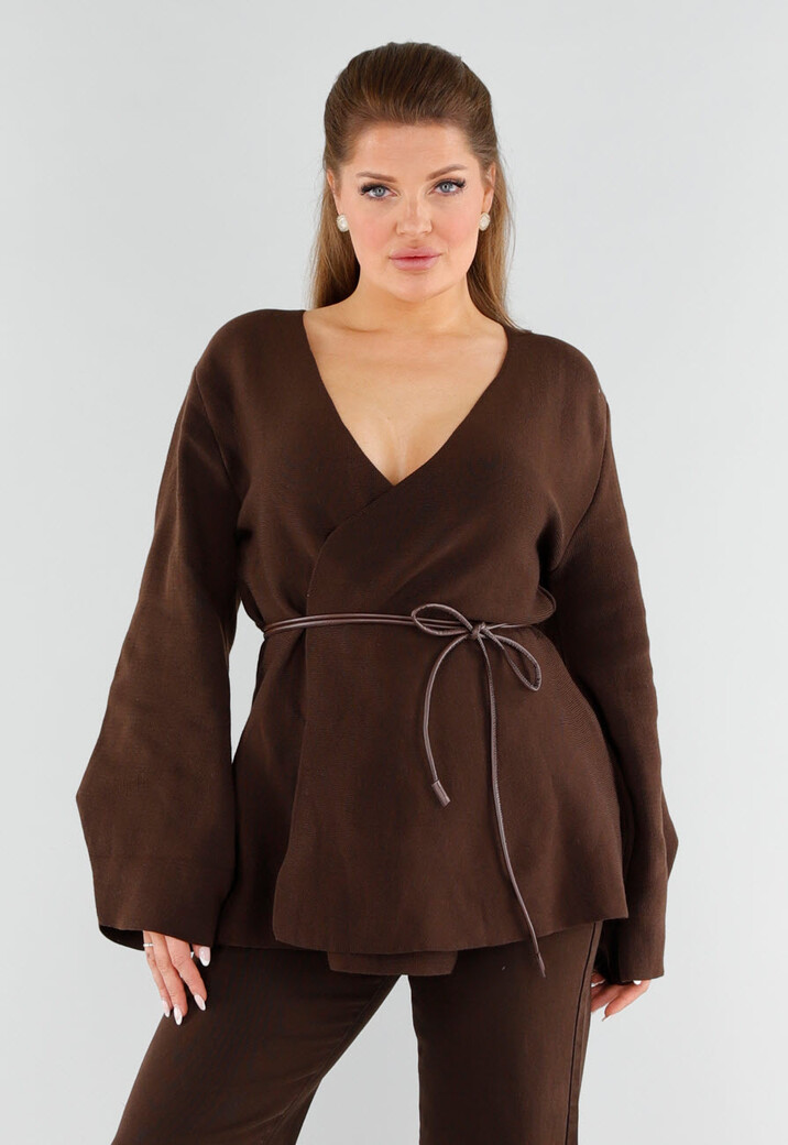 Bruine Overslag Trui met Leren Ceintuur en Wijde Mouwen