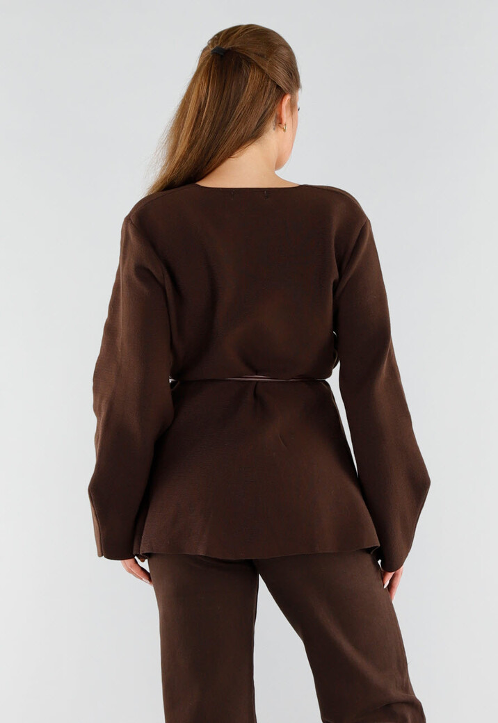 Bruine Overslag Trui met Leren Ceintuur en Wijde Mouwen
