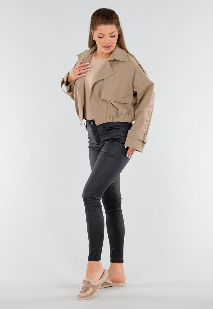 Beige Korte Trenchcoat met Schouderdetails en Knoopsluiting