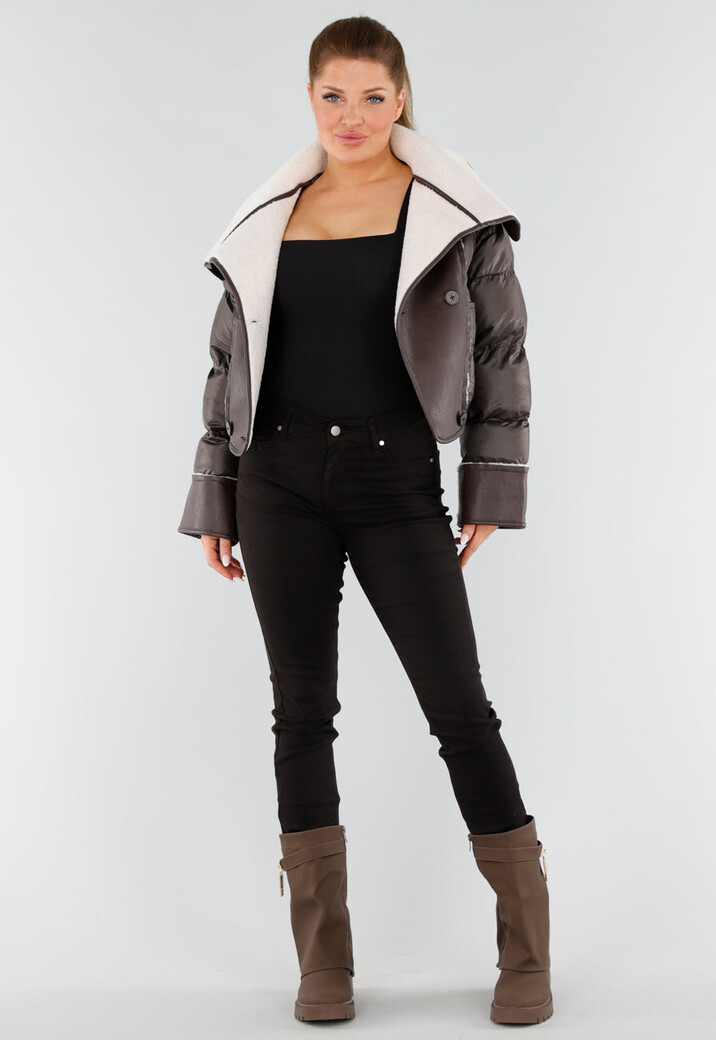 Donkerbruine Pufferjas met Witte Sherpa Kraag