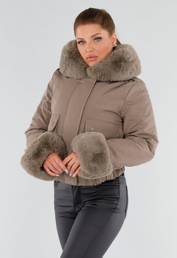 Taupe Korte Jas met Imitatiebontkraag