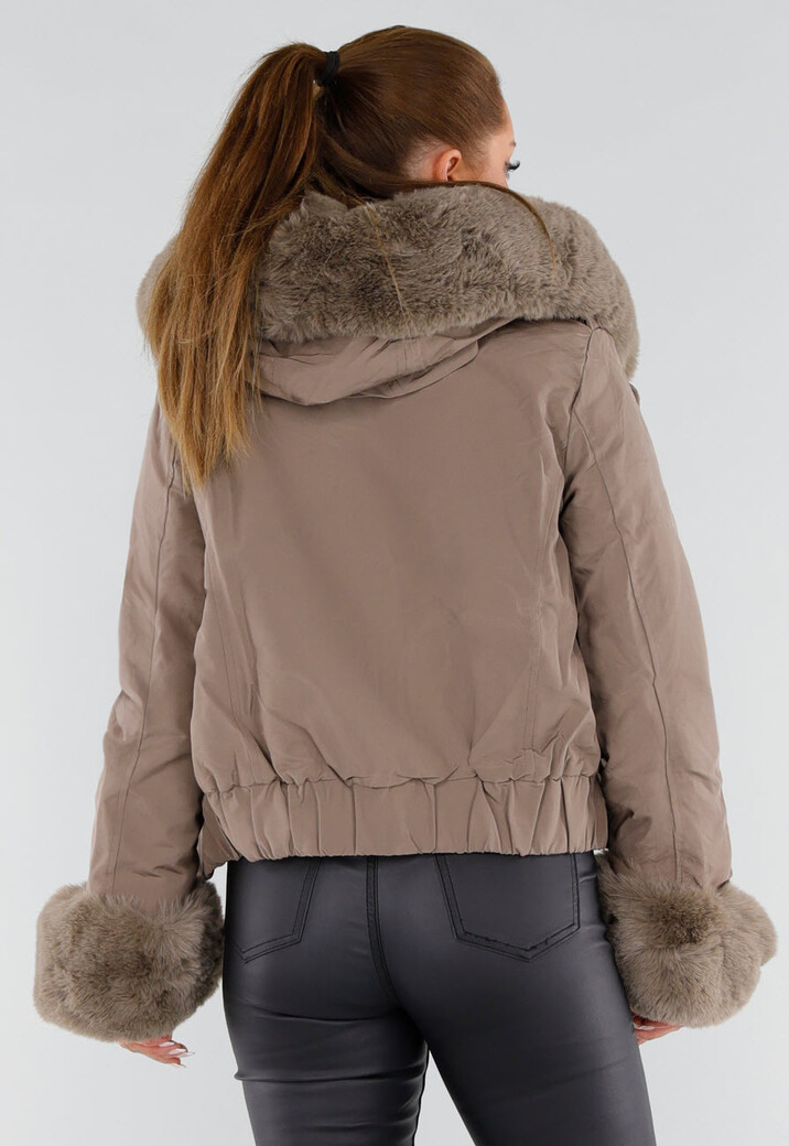 Taupe Korte Jas met Imitatiebontkraag