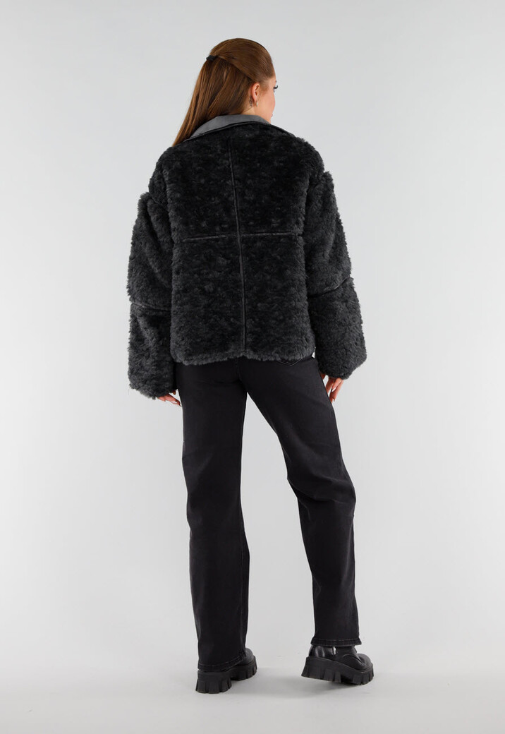 Zwarte Teddy Bontjas met Knoopsluiting