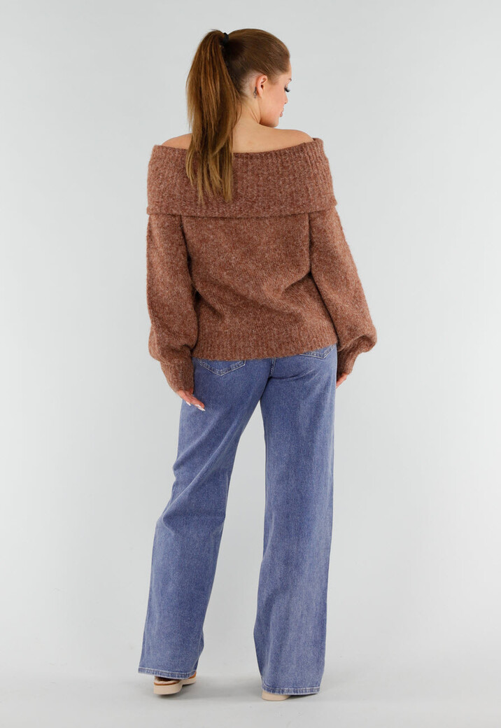 Bruine Gebreide Off Shoulder Trui van Wol met Brede Halsrand en Losvallende Pasvorm