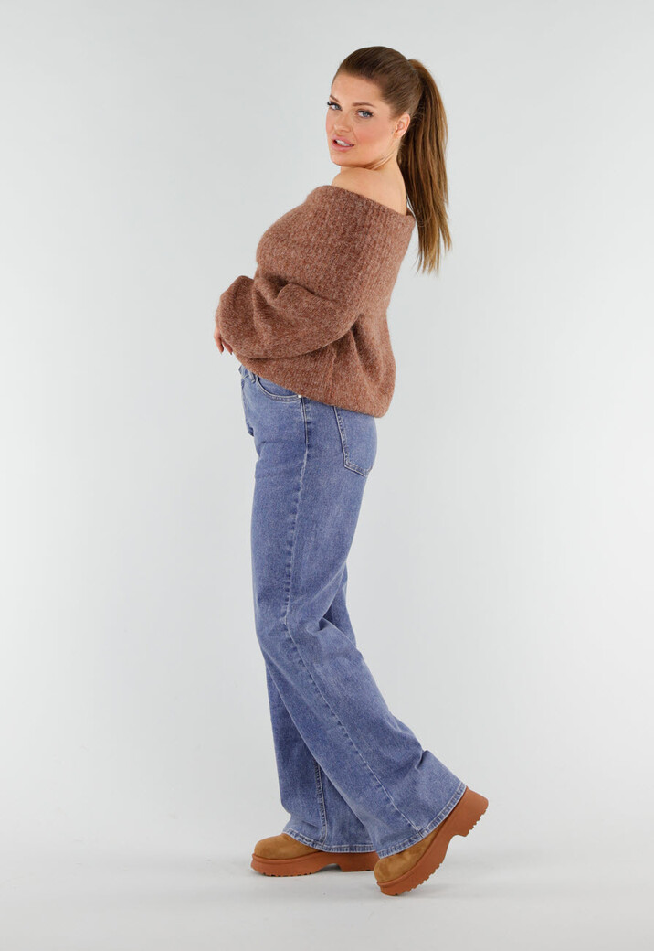 Bruine Gebreide Off Shoulder Trui van Wol met Brede Halsrand en Losvallende Pasvorm