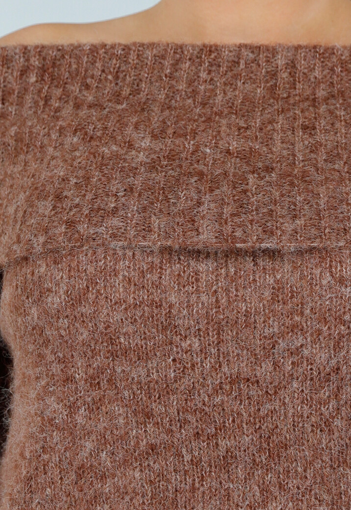 Bruine Gebreide Off Shoulder Trui van Wol met Brede Halsrand en Losvallende Pasvorm
