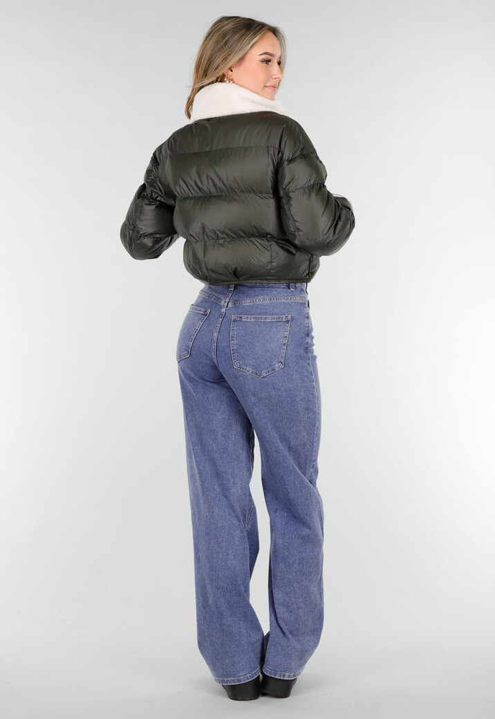 Donkergroene Jas met Witte Teddy Kraag en Dubbele Knoopsluiting